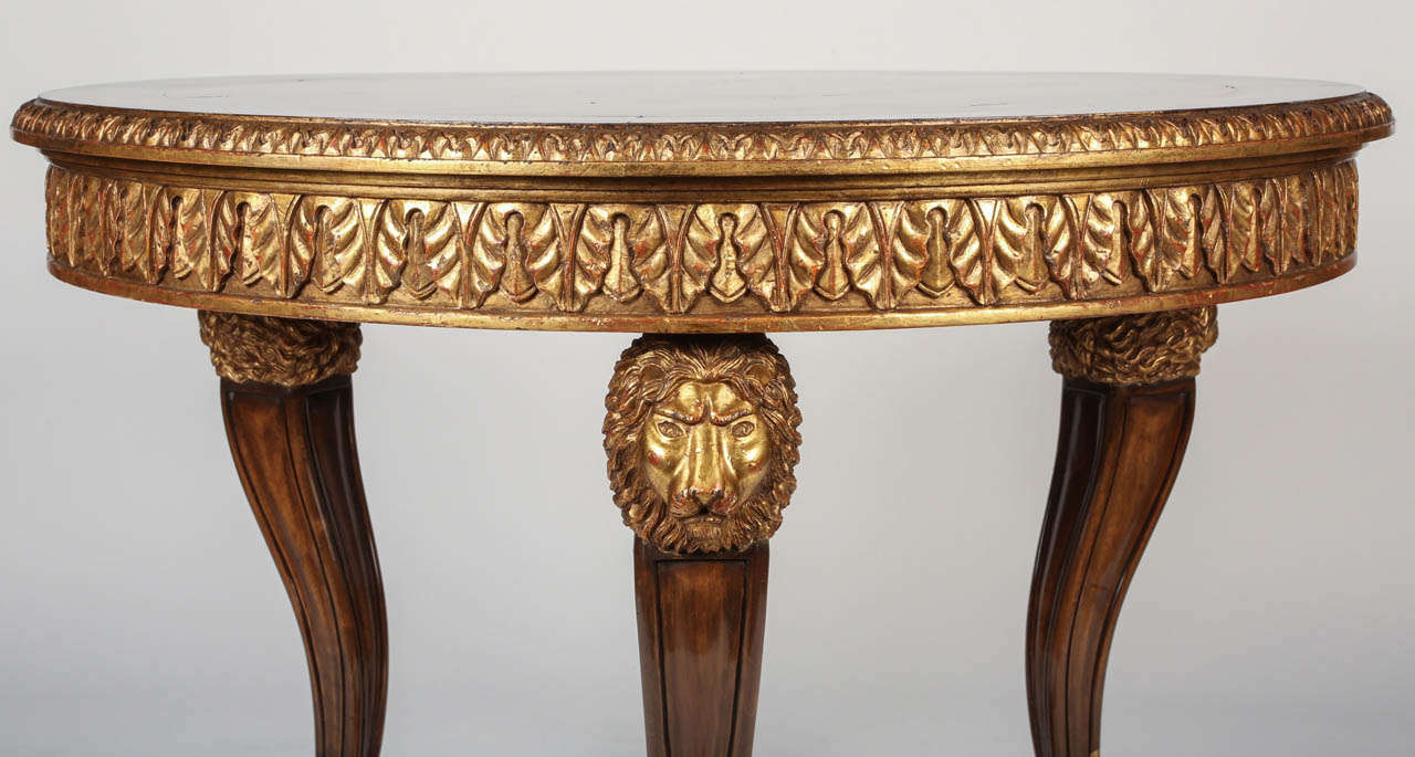 20ième siècle Table centrale à tête de lion en bois doré et noyer