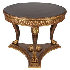 Table centrale à tête de lion en bois doré et noyer