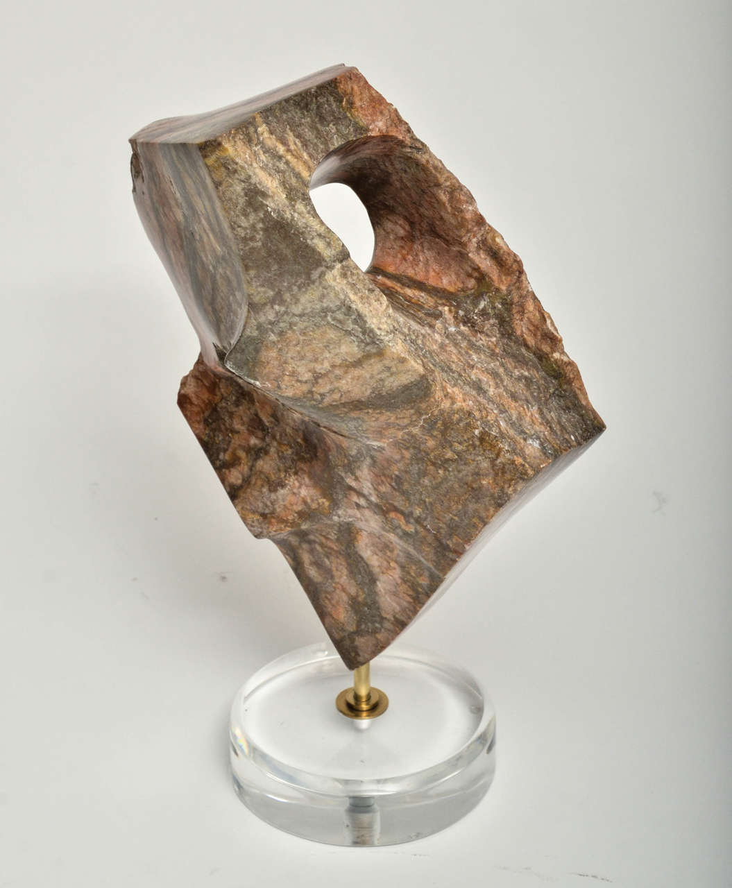 Abstrakte Korallenfarbene Marmorskulptur auf Lucite-Sockel im Zustand „Hervorragend“ im Angebot in Bridgehampton, NY