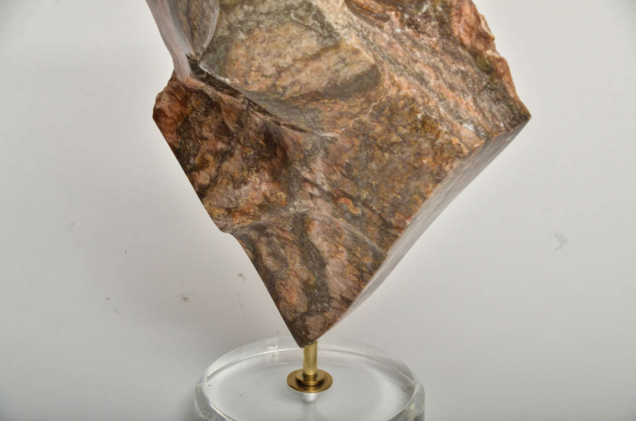 Abstrakte Korallenfarbene Marmorskulptur auf Lucite-Sockel im Angebot 1