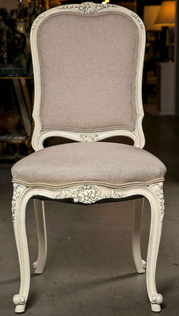 Magnifique ensemble de huit chaises de salle à manger de style Louis XV peintes et tapissées de lin.