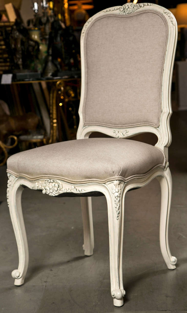 Ensemble de huit chaises de salle à manger de style Louis XV Excellent état - En vente à Stamford, CT