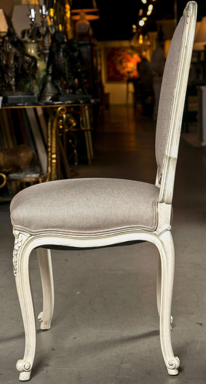 20ième siècle Ensemble de huit chaises de salle à manger de style Louis XV en vente