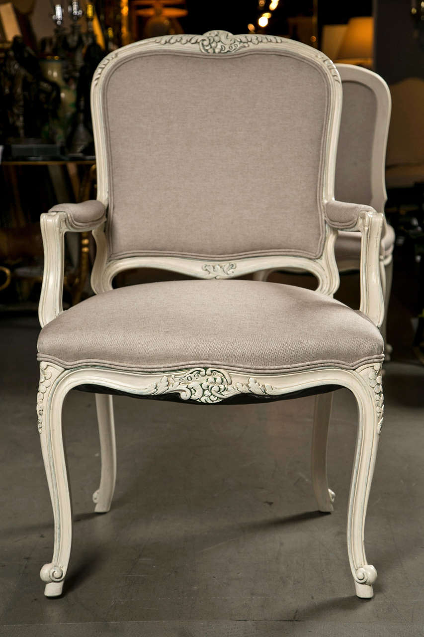 Ensemble de huit chaises de salle à manger de style Louis XV en vente 2