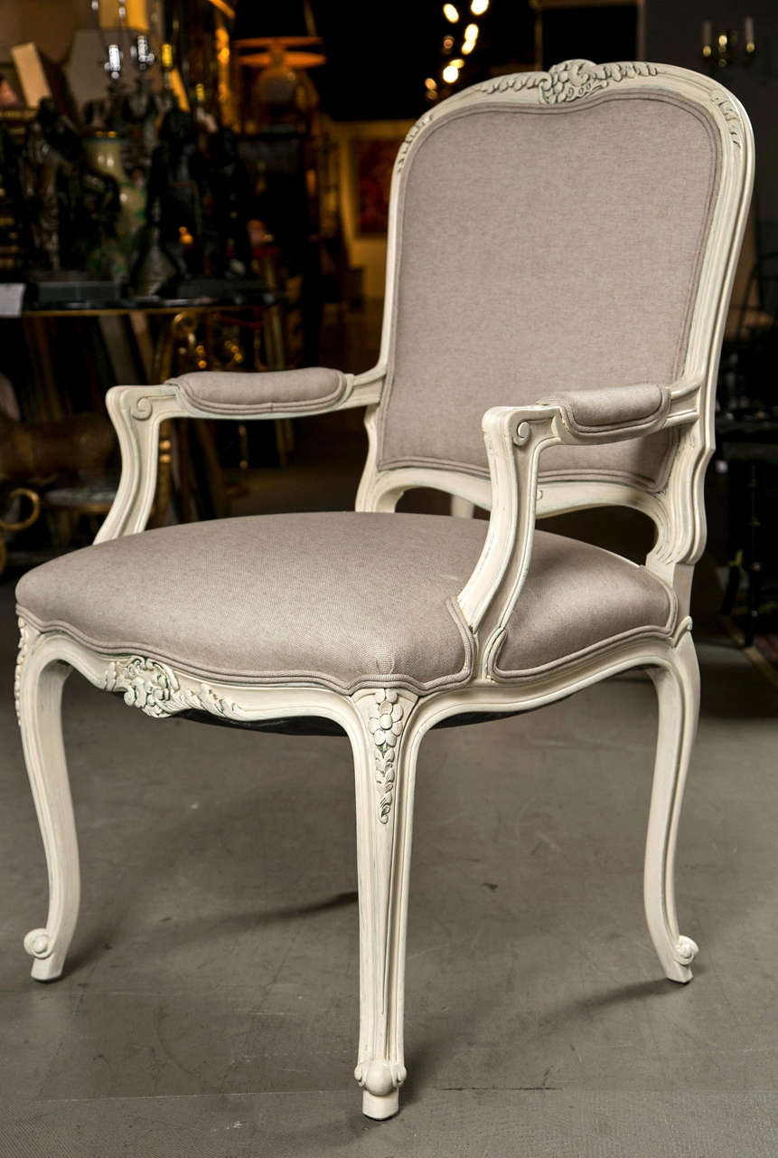 Ensemble de huit chaises de salle à manger de style Louis XV en vente 3