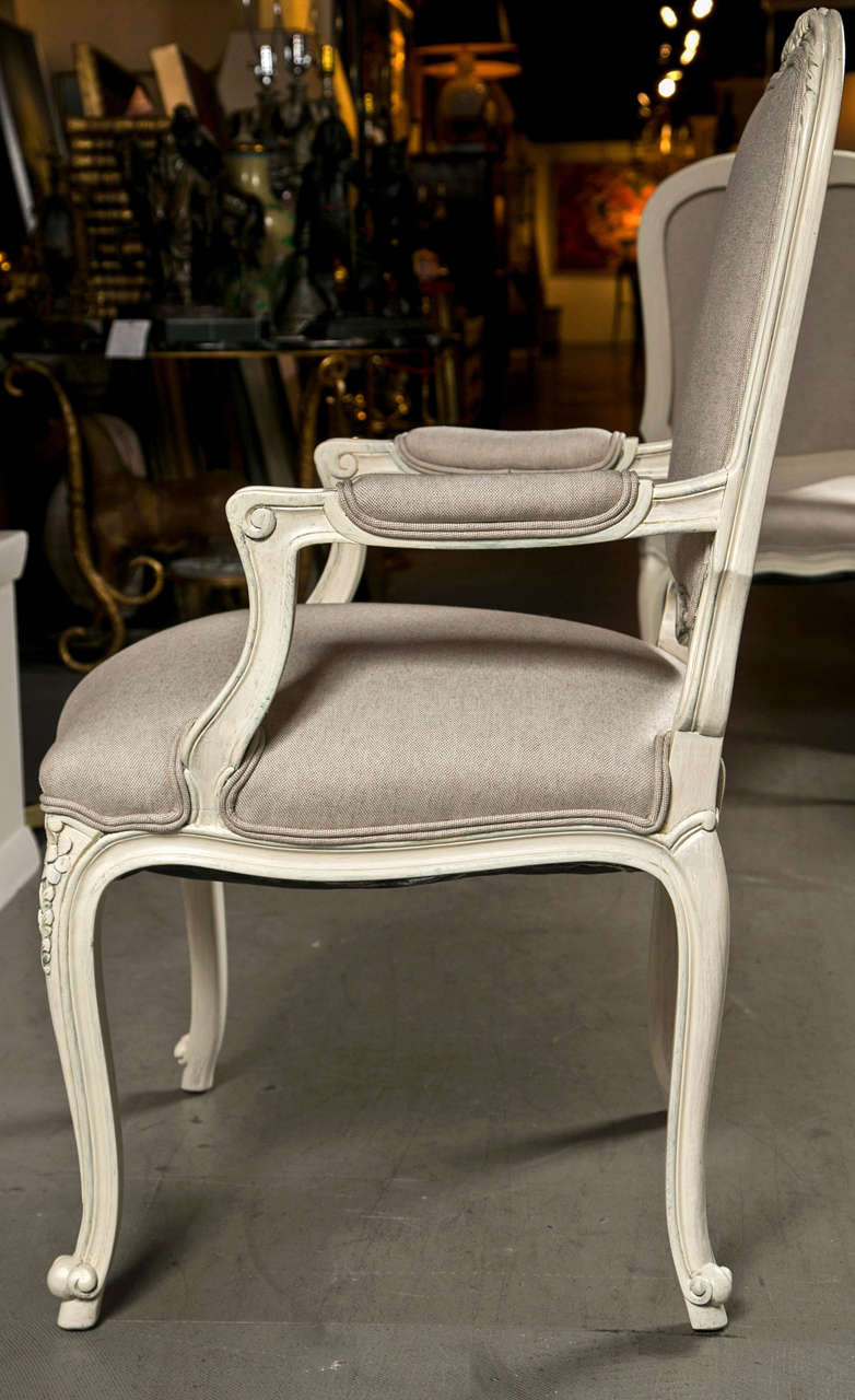Ensemble de huit chaises de salle à manger de style Louis XV en vente 4