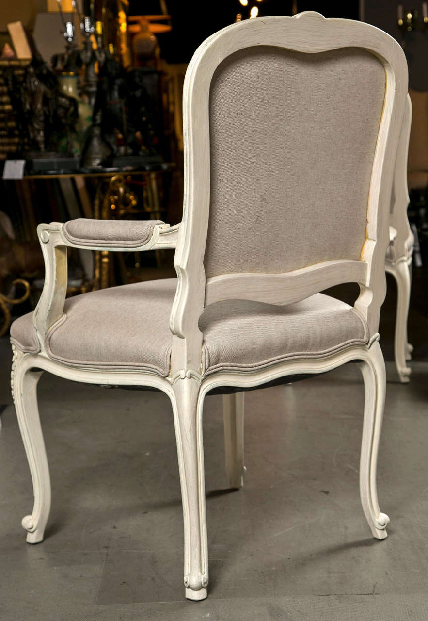 Ensemble de huit chaises de salle à manger de style Louis XV en vente 5