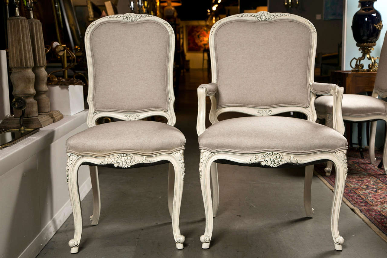 Ensemble de huit chaises de salle à manger de style Louis XV en vente 6