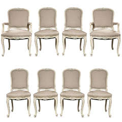 Ensemble de huit chaises de salle à manger de style Louis XV