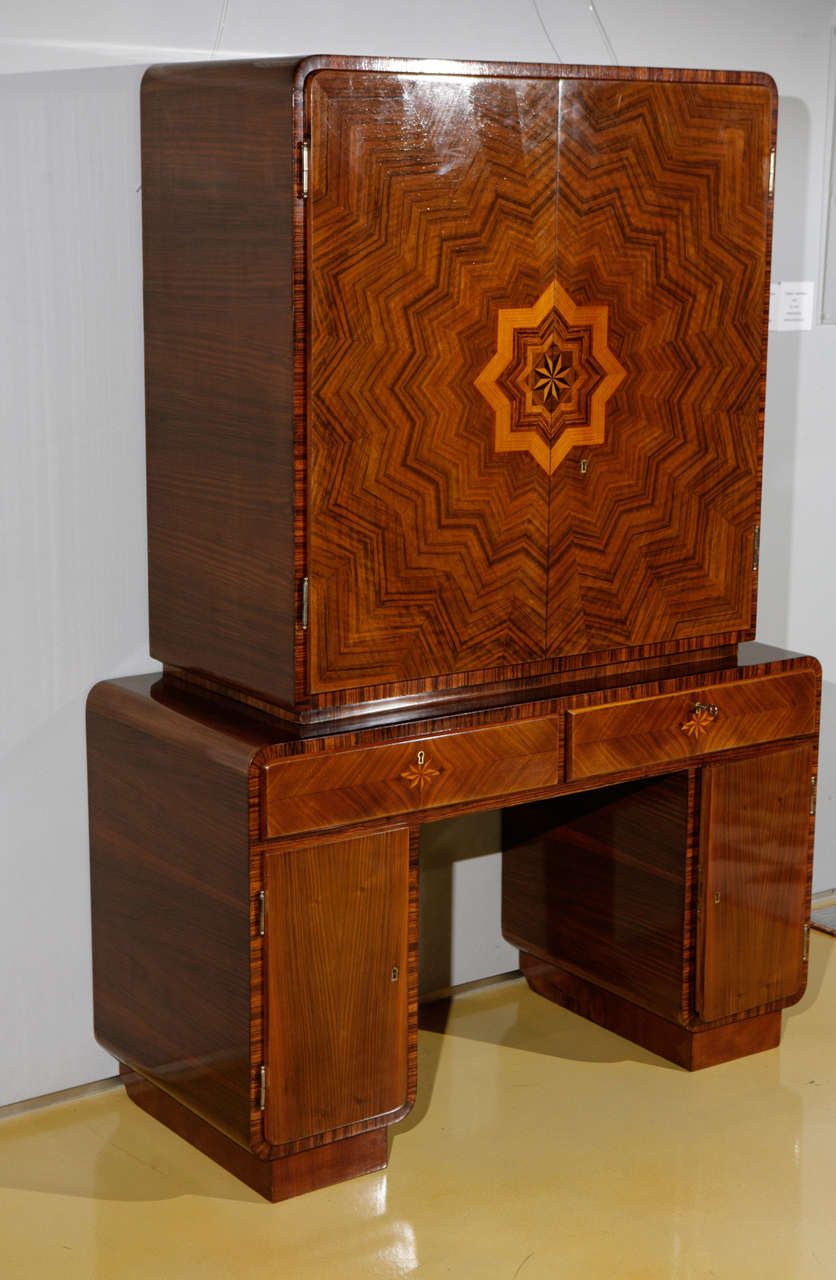 Ungarischer Art Deco Sekretär aus Nussbaum mit Sterncheneinlegearbeiten  Einlegearbeit von Lajos Kozma