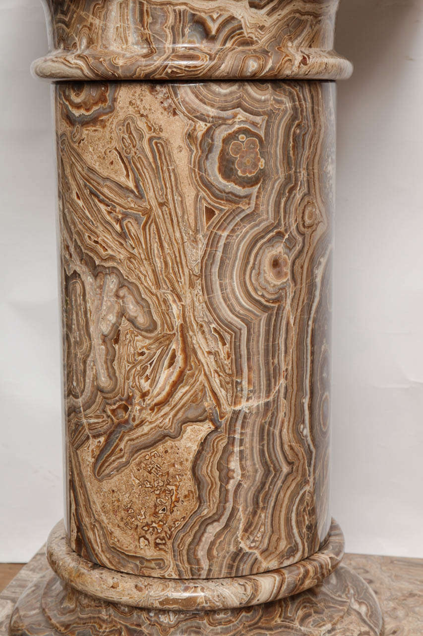 A Pair of Round Agate Pedestals In Excellent Condition In New York, NY