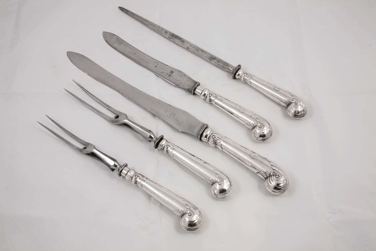 Sheffield Plate pistol handle Carving set Circa1900 by George Harrison. 
A 5 piece carving set including 2 meat forks, 2 carving knives and steel. 
Great for Sunday roast lunch.

Please contact us for shipping costs.