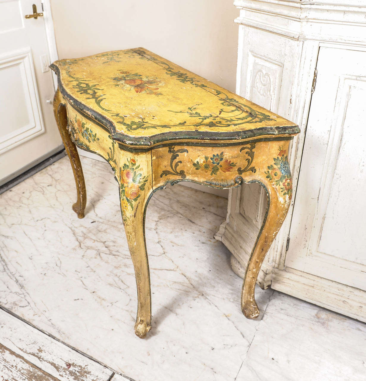 Very elegant Italian Side table, also used as a Poudreusse, painted in yellow with floral decorativs, with inside a mirror.