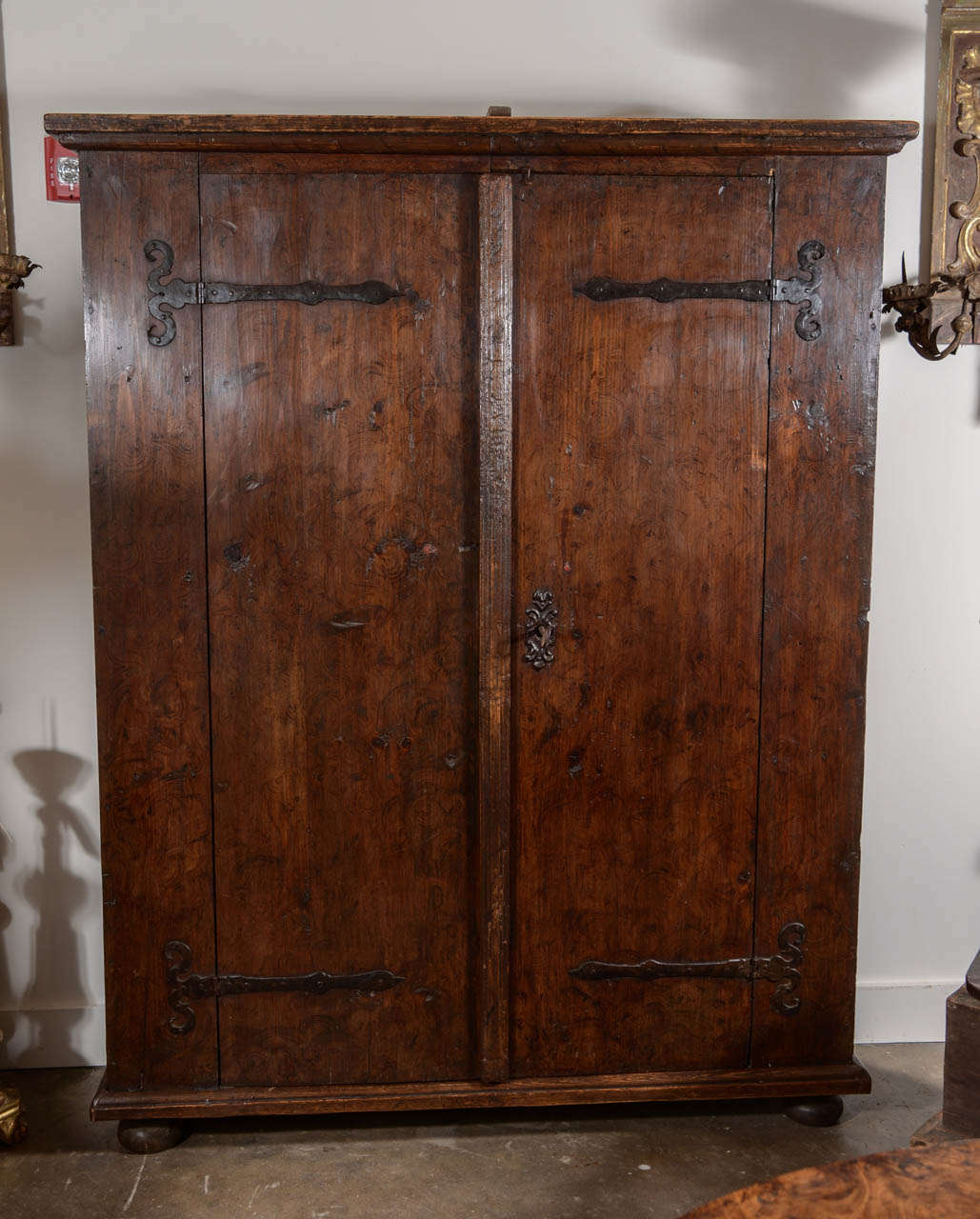 Armoire rustique allemande du 17e siècle provenant d'un château. La patine est magnifique.  Clé, ferronnerie et sceaux de cire d'origine. À l'origine, la pièce avait une finition peinte que l'on peut voir faiblement à travers les couches de cire qui