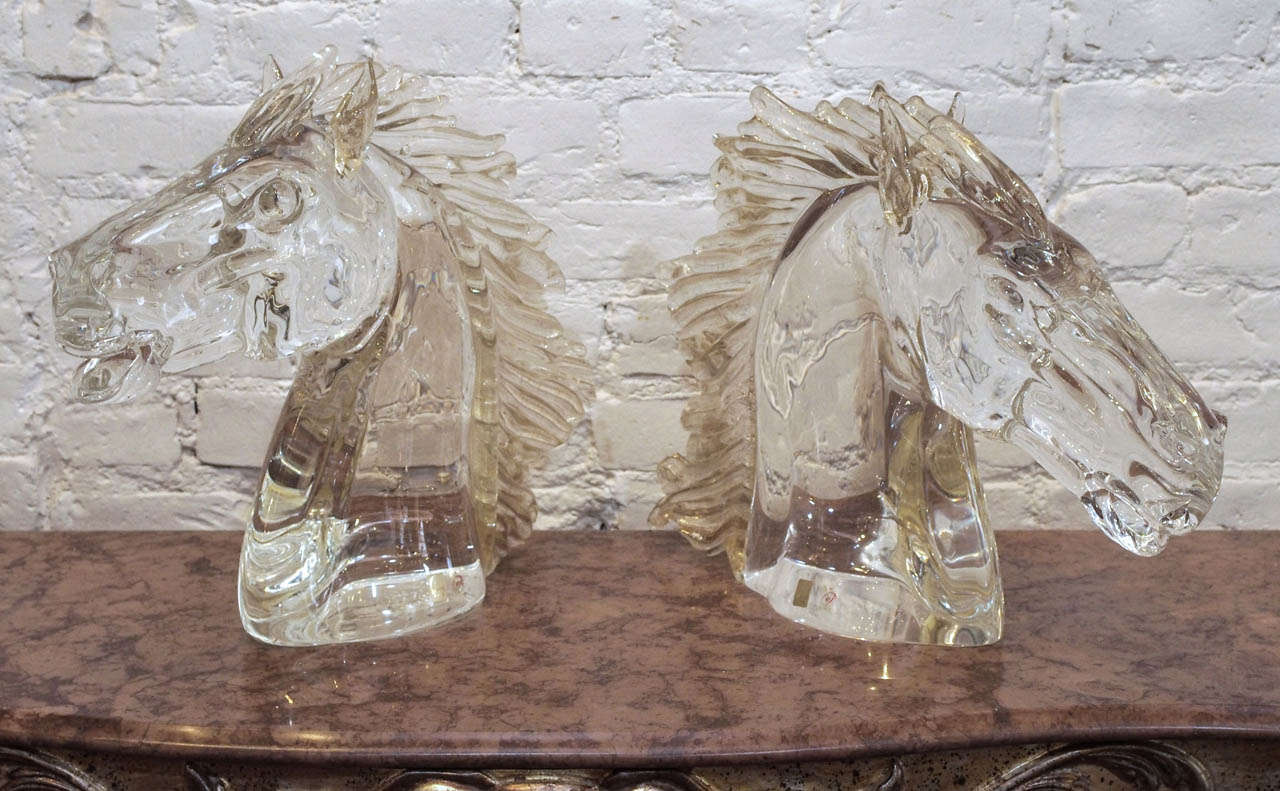 Beautiful pair of Horse Heads in clear glass with very light gold accents.
Executed by Venetian glassmaster Oscar Zanetti.