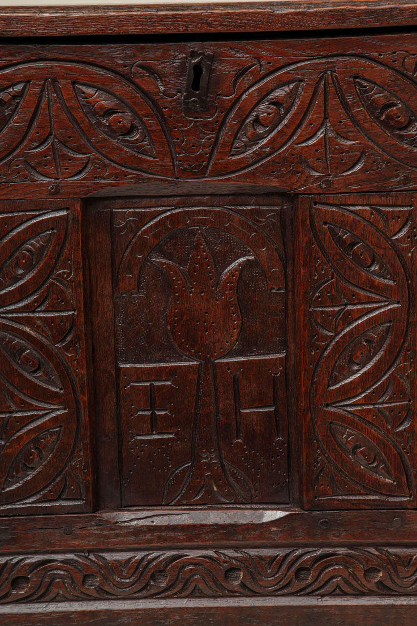 17th Century English Oak Coffer In Excellent Condition In Greenwich, CT