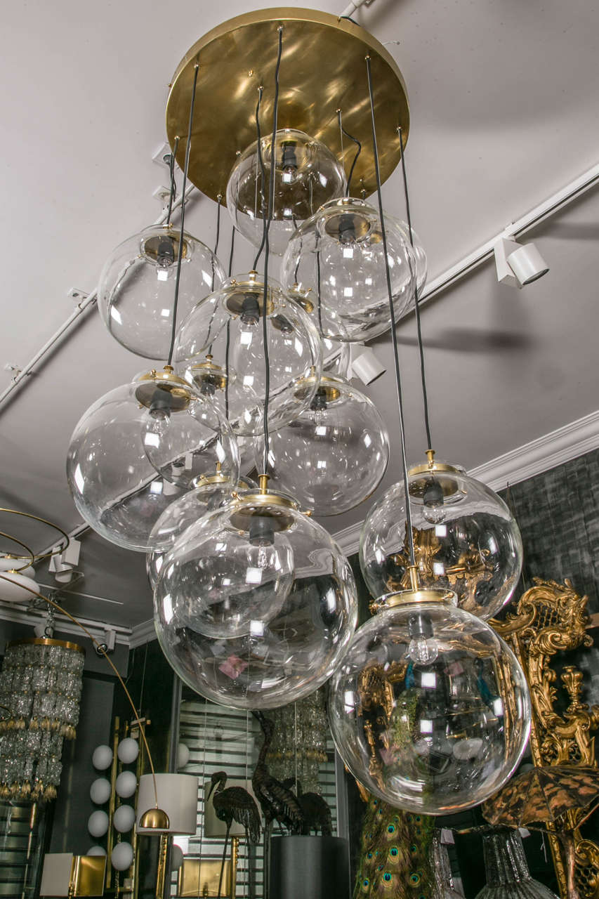 Moderne Lustre suspendu avec treize globes en verre en vente