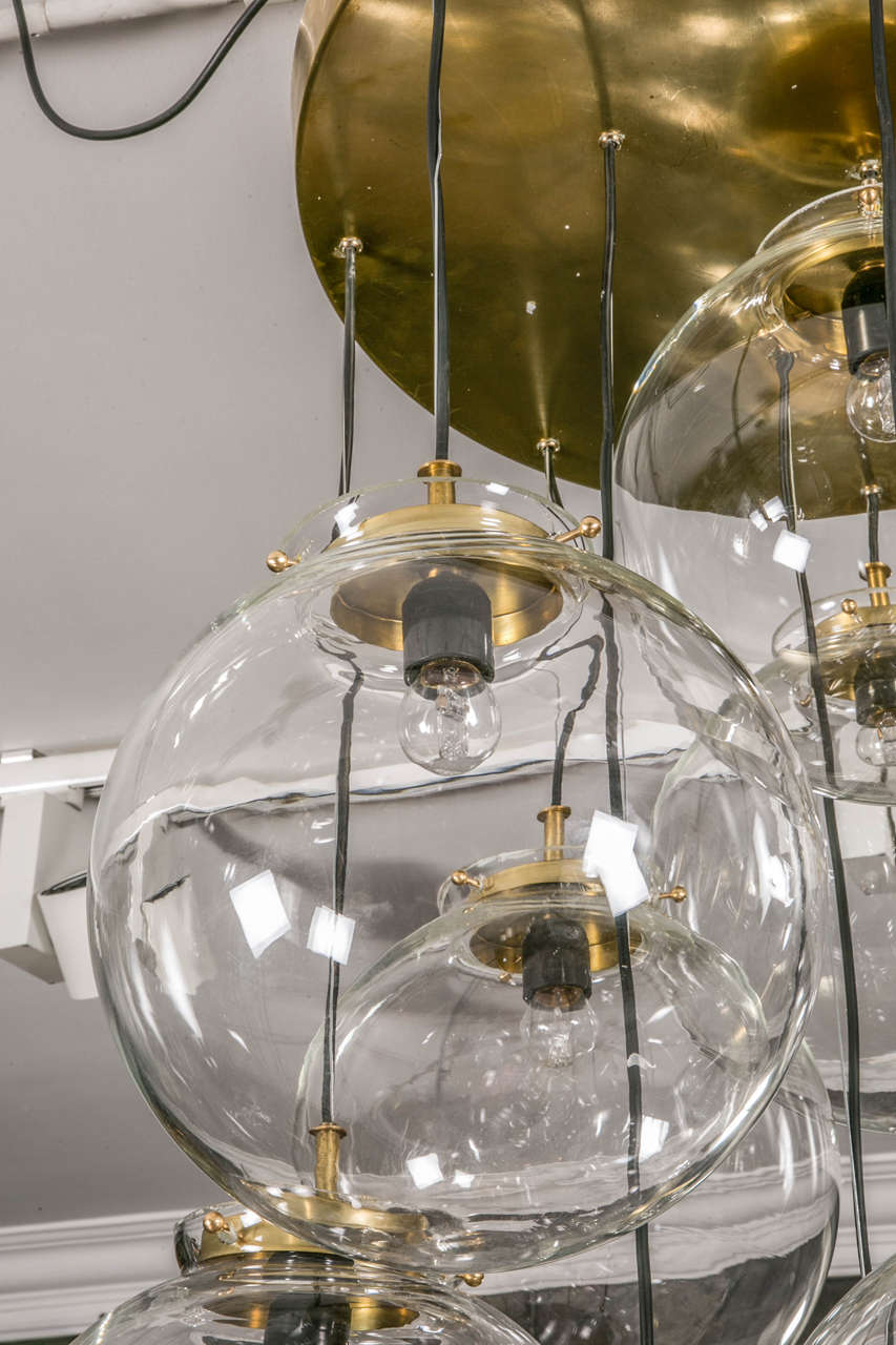 Ottone Lampadario a sospensione con 13 globi di vetro in vendita
