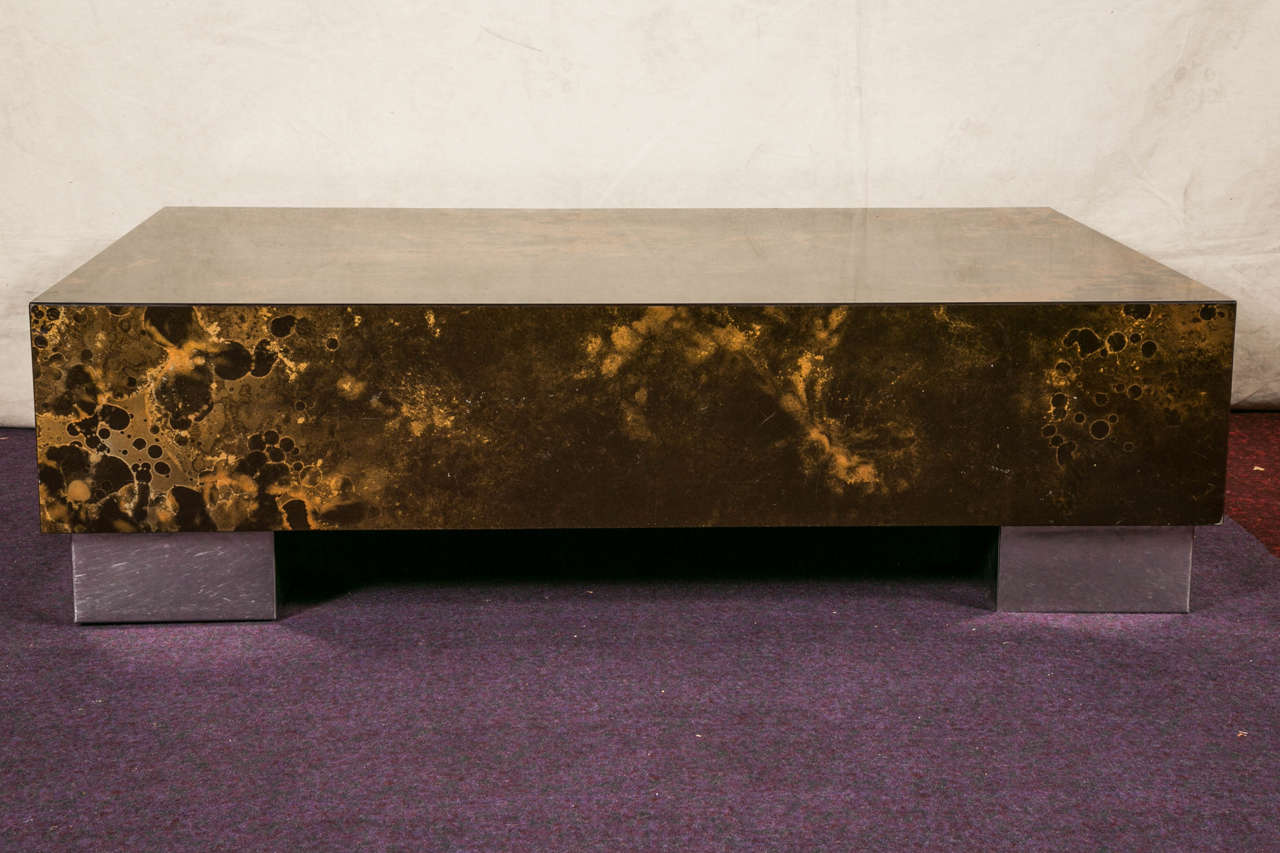 Rectangular coffee table,
Laminate imitating solar eruption,
Steel base.
France, 1970.