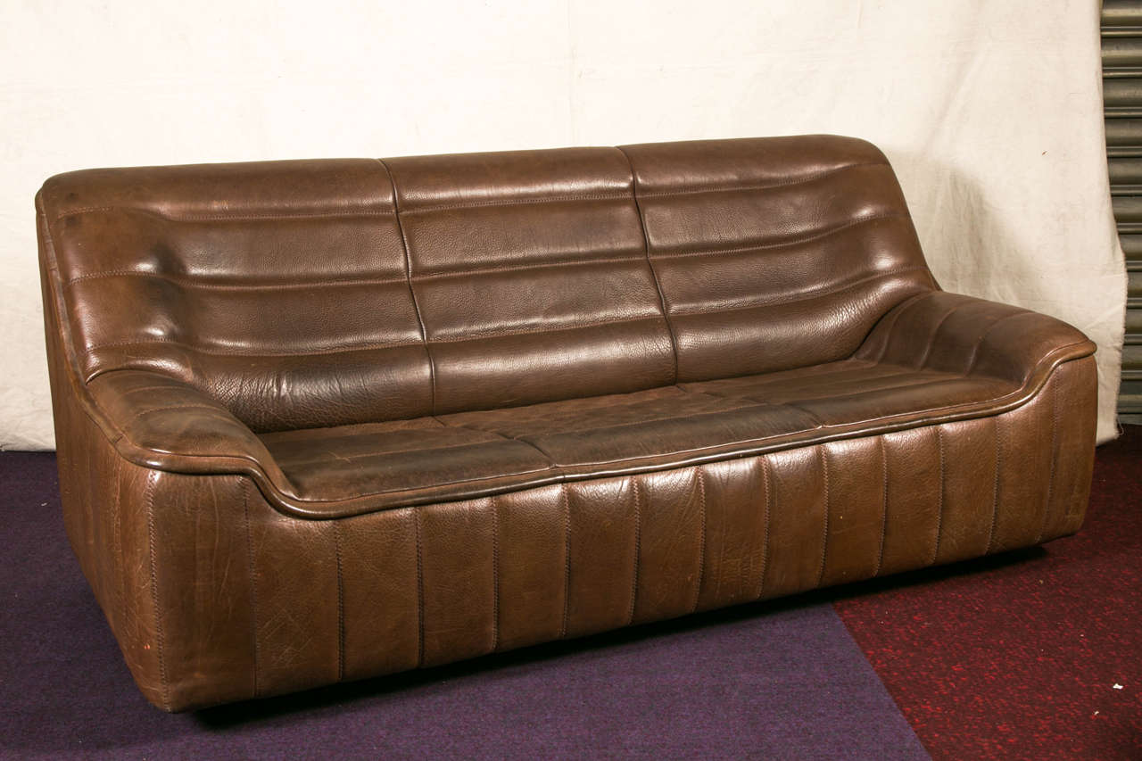 Sofa in thick grey brown buffalo leather
by De Sede, Switzerland, 1970.