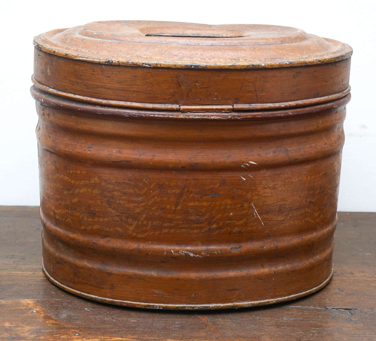 English Tin Hat Box In Good Condition In Sheffield, MA