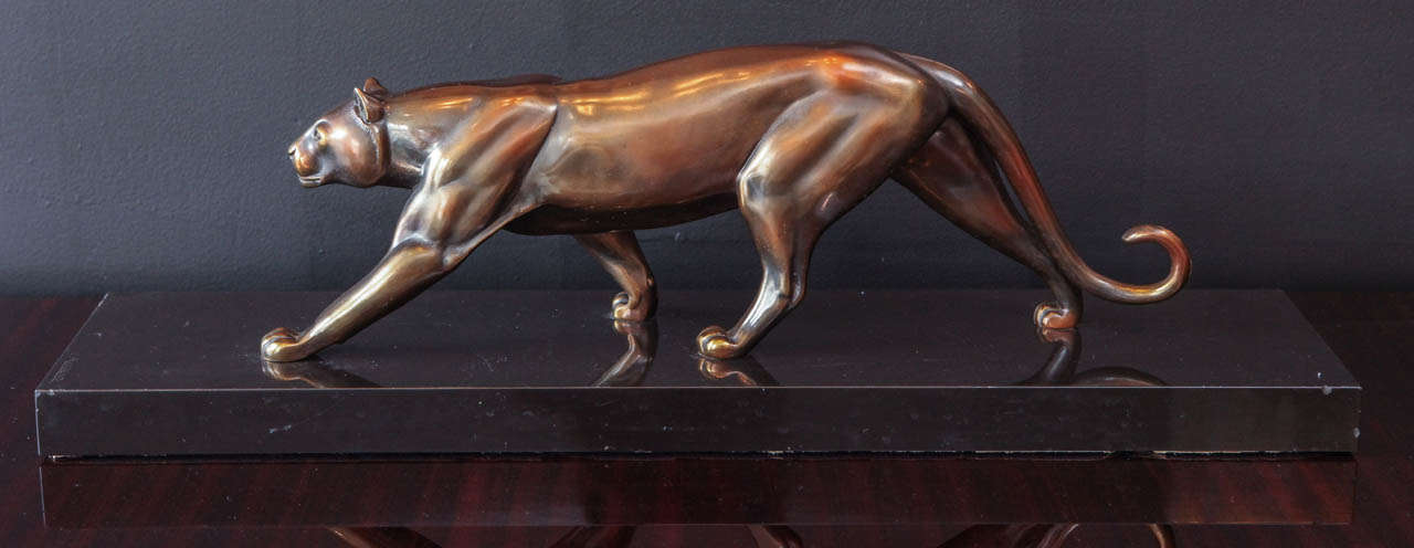 Sculpture de panthère à la chasse en bronze