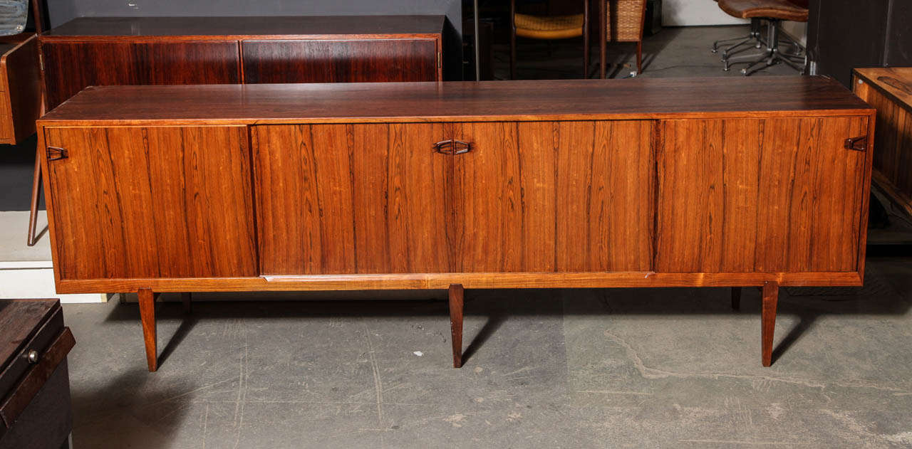 Vintage 1960s Danish Rosewood Credenza by Rosengren Hansen

This Vintage Credenza is in like-new condition. Extra long and is perfect for use as a buffet, media storage, or linens. Ready for pick up or delivery.