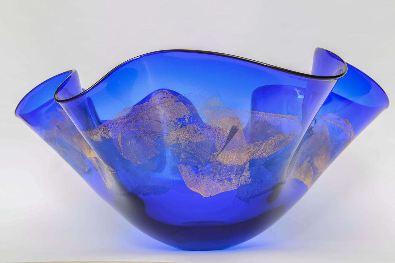 Unusually larges Murano centre piece Bowl in cobalt blue with gold fusion by Mauro Becchini 1991