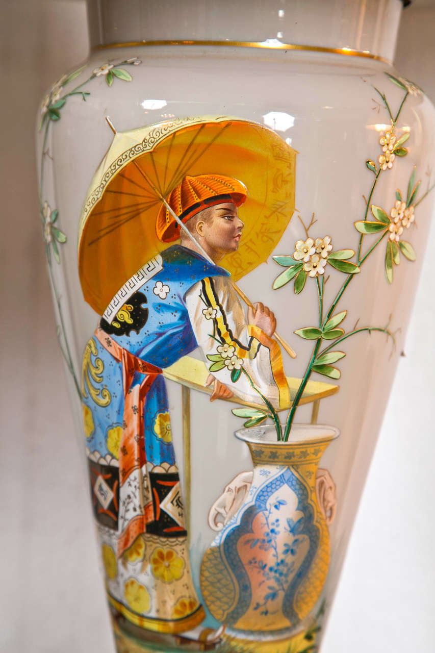 Français Paire de lampes-urnes françaises en porcelaine fine peinte du 19ème siècle en vente