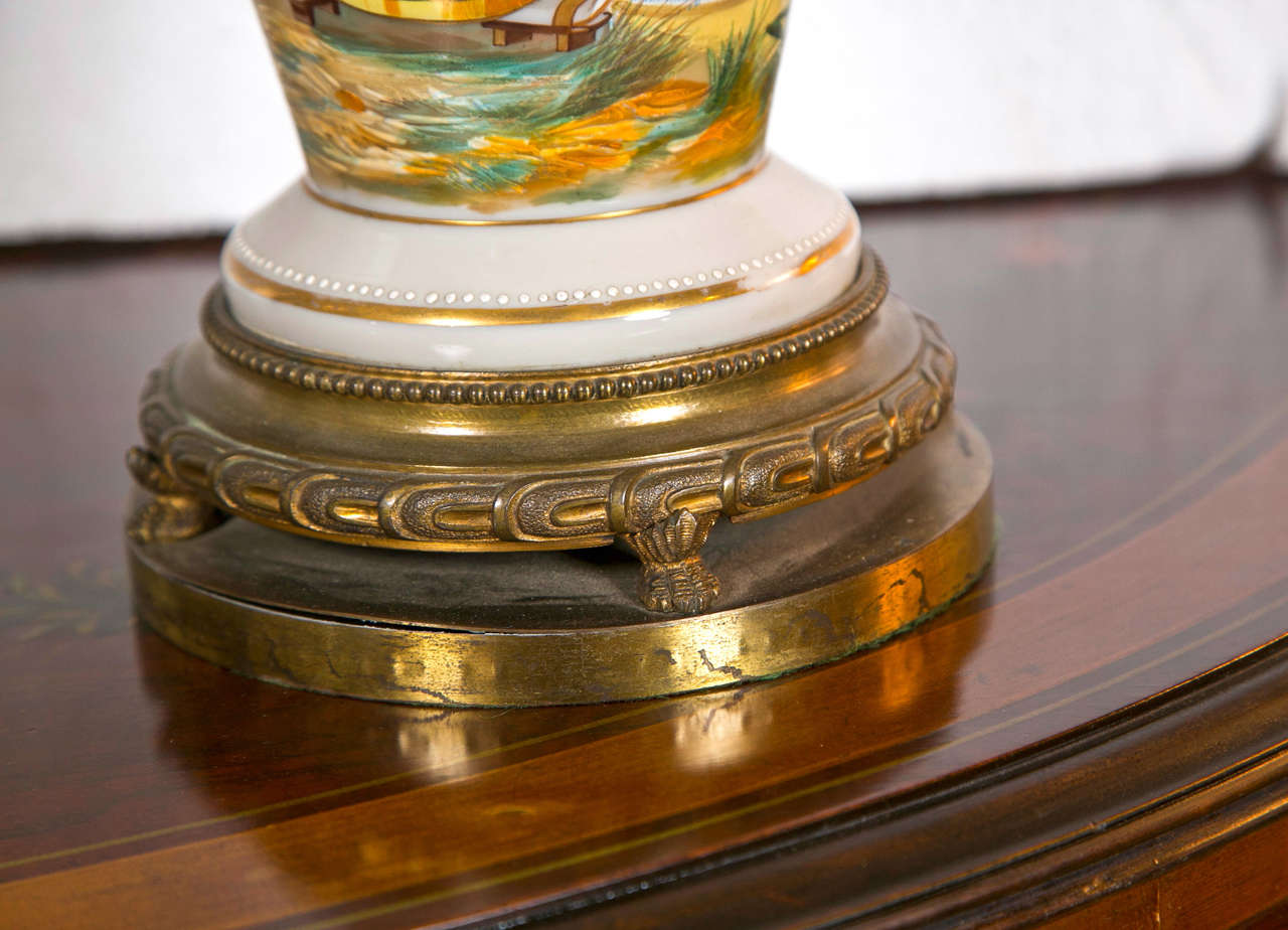 Paire de lampes-urnes françaises en porcelaine fine peinte du 19ème siècle Bon état - En vente à Stamford, CT