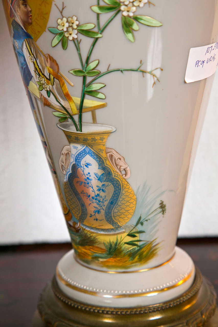 20ième siècle Paire de lampes-urnes françaises en porcelaine fine peinte du 19ème siècle en vente