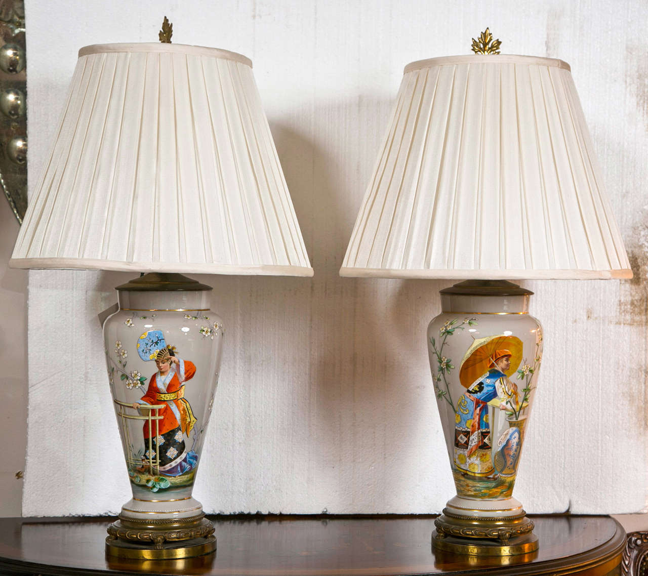 Paire de lampes-urnes françaises en porcelaine fine peinte du 19ème siècle en vente 2
