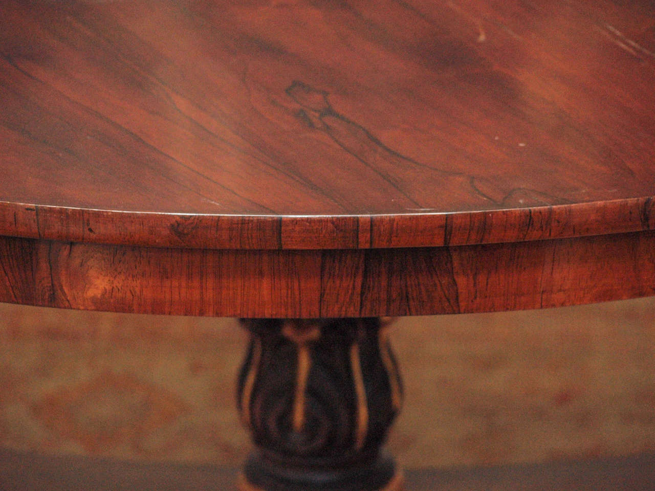 An English William IV Rosewood Table In Excellent Condition For Sale In New Orleans, LA