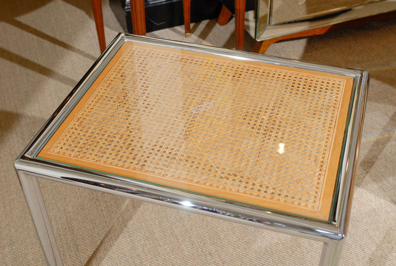 Mid-Century Modern Paire en état impeccable de tables d'appoint ou d'extrémité en rotin et chrome, datant d'environ 1975 en vente