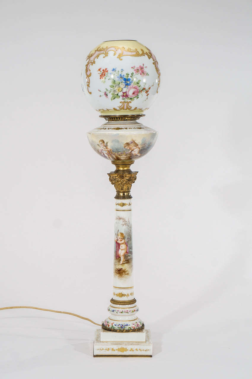 Une belle base de lampe en porcelaine de Sèvres du 19ème siècle montée en bronze d'or et agrémentée d'un abat-jour soufflé à la main signé Baccarat. La base était à l'origine une lampe à pétrole/à huile qui a été convertie en lampe électrifiée,