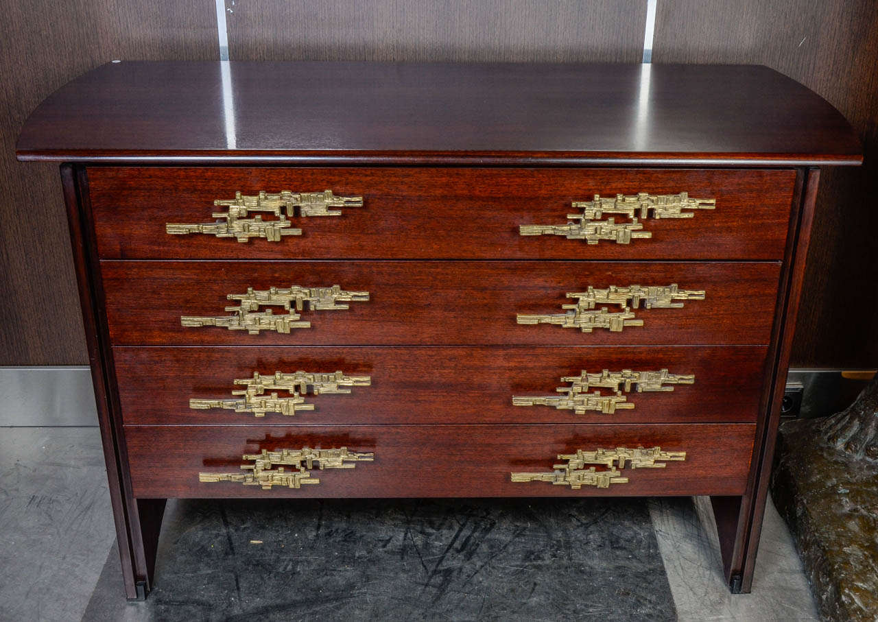 Rosewood chest of drawer in rosewood.