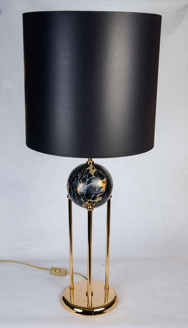 Interesting pair of lamps in guilt brass and wood who imitate the marble.
Not including the shade