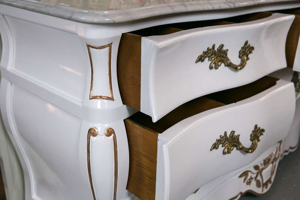 Américain Commode bombée de style Louis XV décorée de blanc et d'or doré, dessus en marbre de Carrare en vente