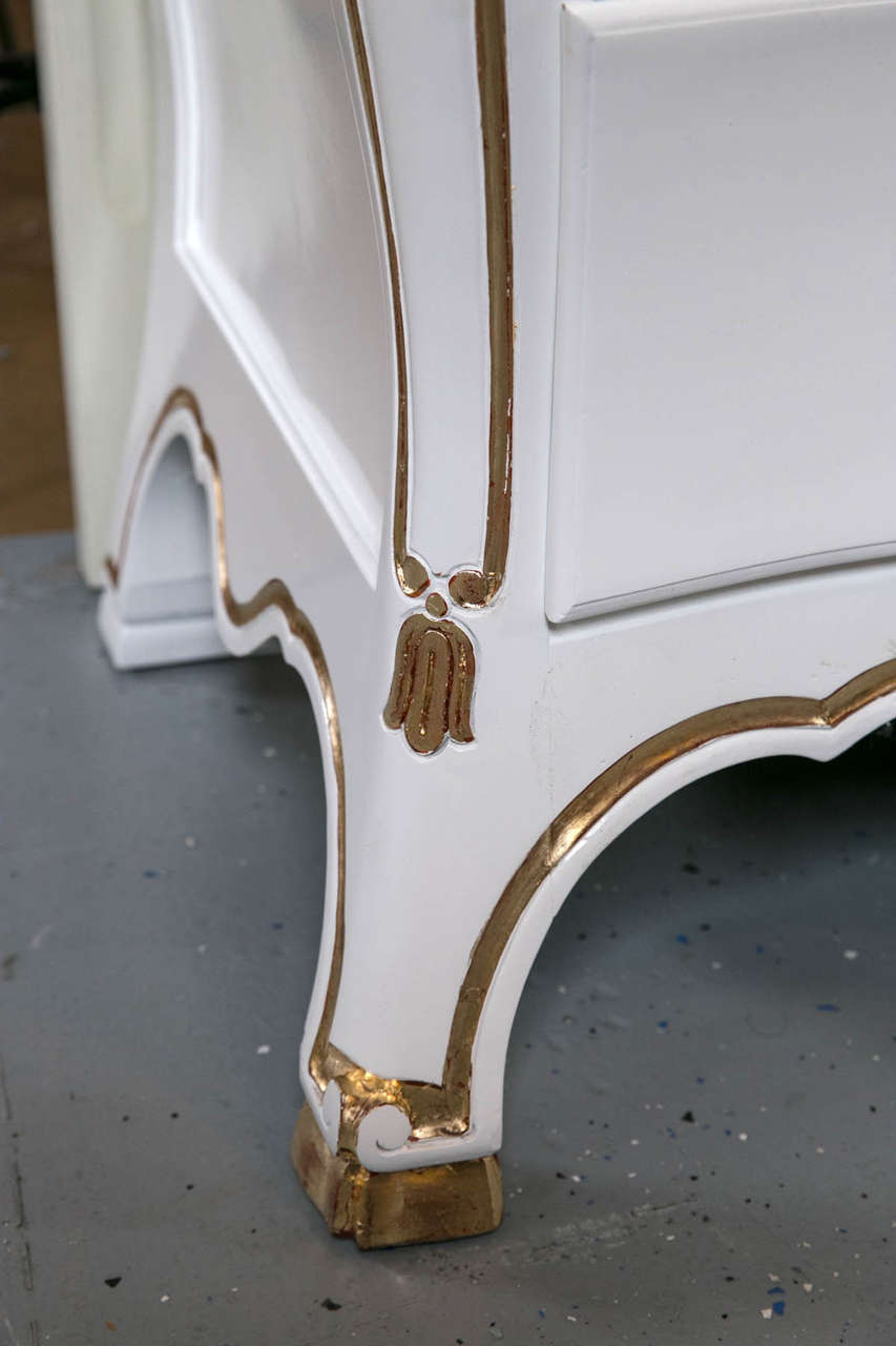 Milieu du XXe siècle Commode bombée de style Louis XV décorée de blanc et d'or doré, dessus en marbre de Carrare en vente