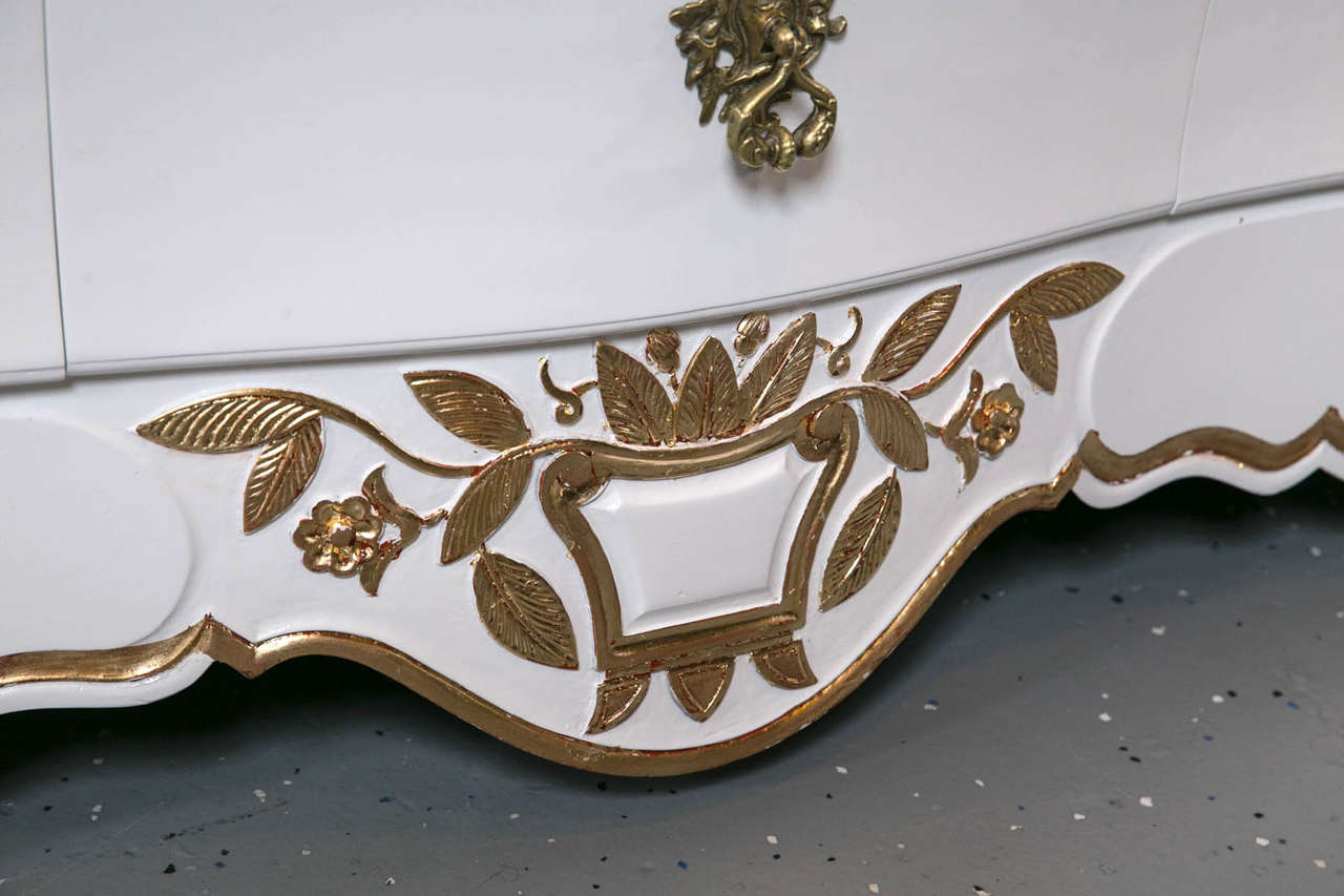 Bois Commode bombée de style Louis XV décorée de blanc et d'or doré, dessus en marbre de Carrare en vente