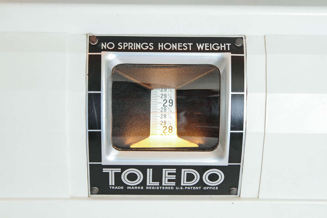 Mid-20th Century Machine Age Art Deco Toledo Scale by Van Doren & Rideout Rare Plaskon Housing For Sale
