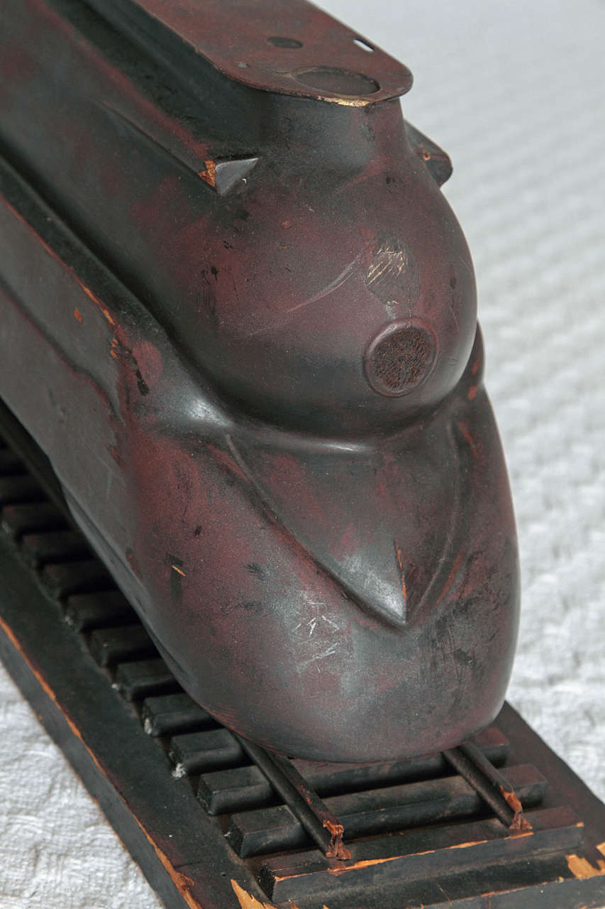 Art déco Modèle de train PRR Streamliner sculpté à la main de l'ère de la machine Art Déco Raymond Loewy