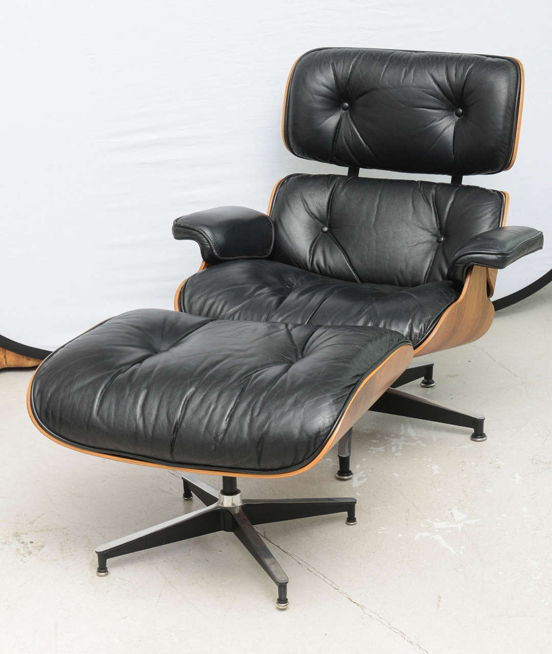 Two Vintage Eames Rosewood and Black Leather Lounge Chairs In Good Condition In West Palm Beach, FL