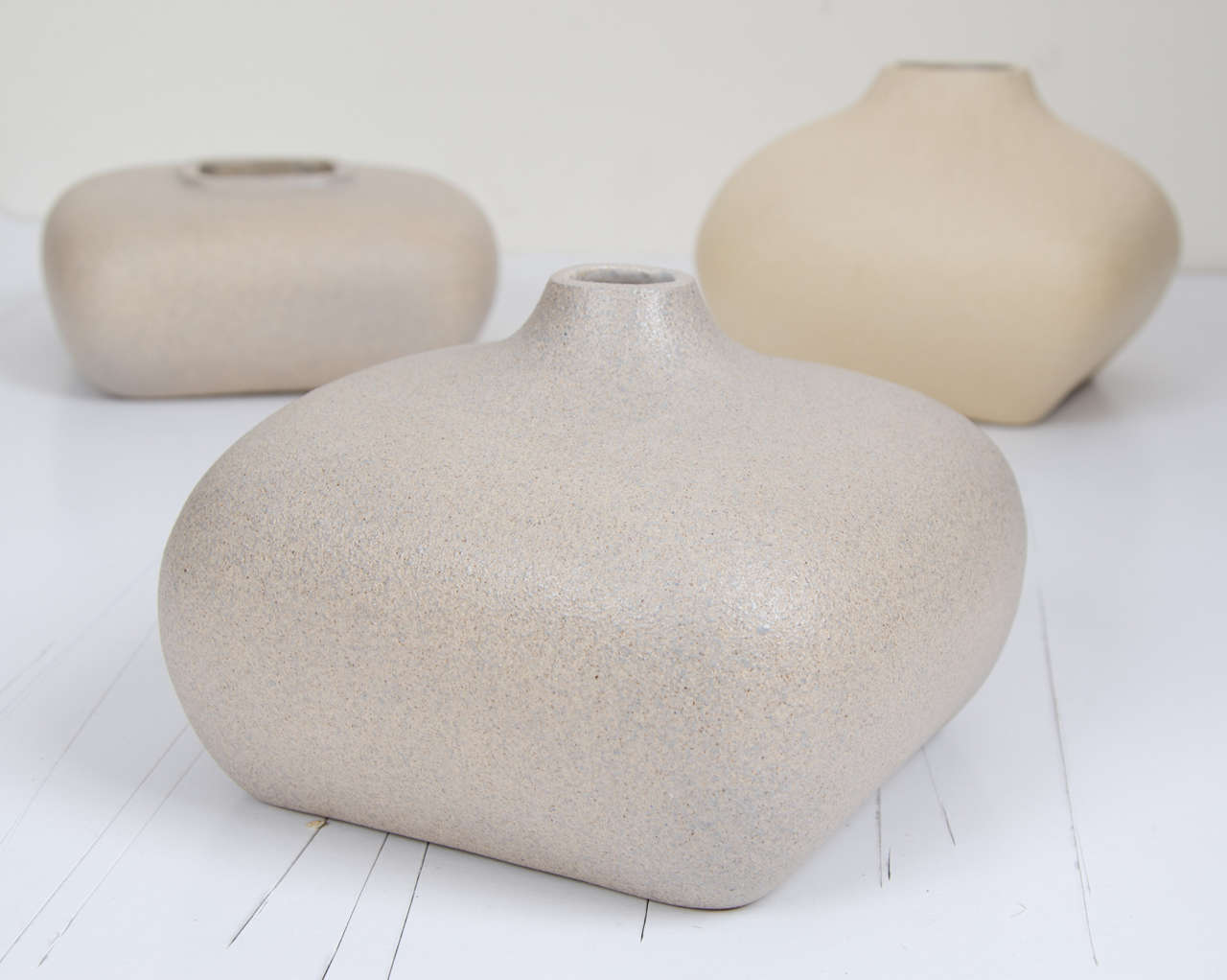 Set of Three Sandstone Color Vases In Excellent Condition In London, GB