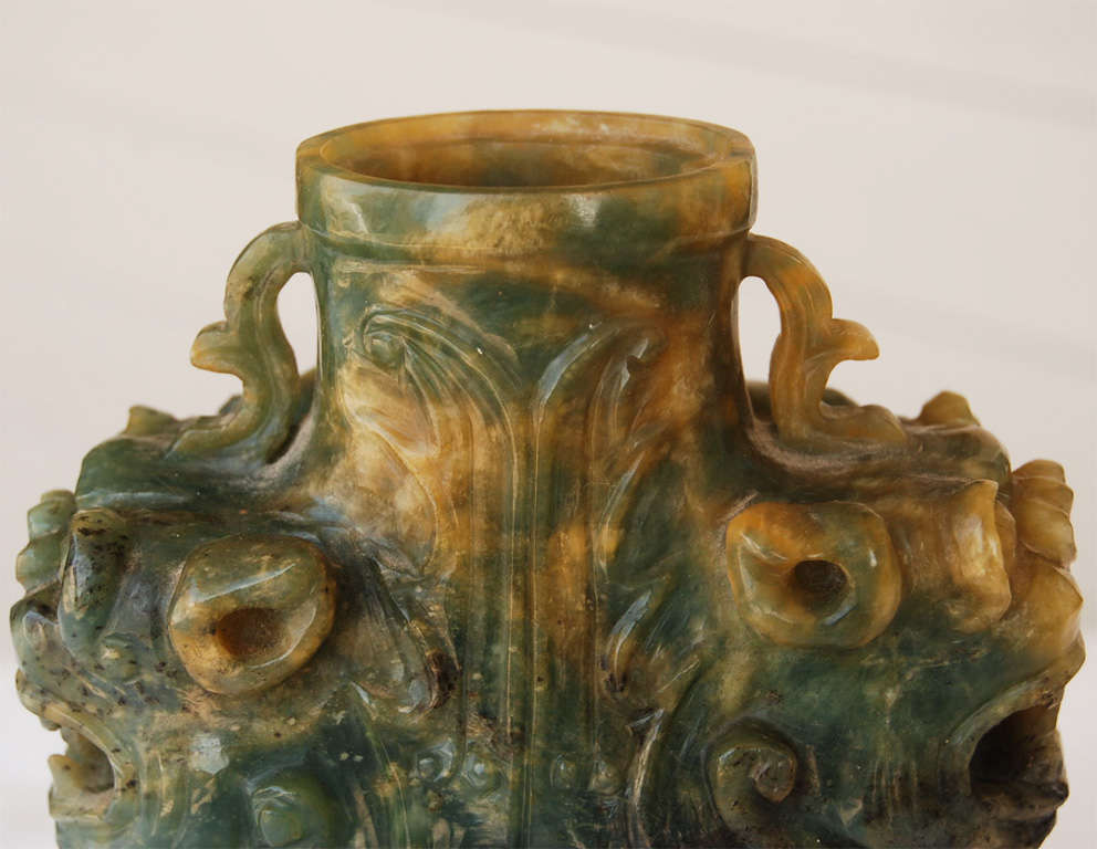 Spätes 19. oder frühes 20. Jahrhundert  Geschnitzte Jade-Urne (Chinesisch) im Angebot