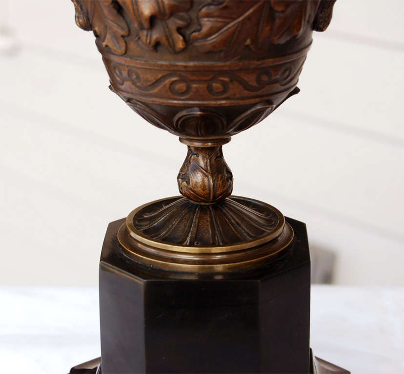 Paar französische Kommoden, 19. Jahrhundert  Deko-Urnen aus Bronze auf Marmorsockeln im Angebot 1