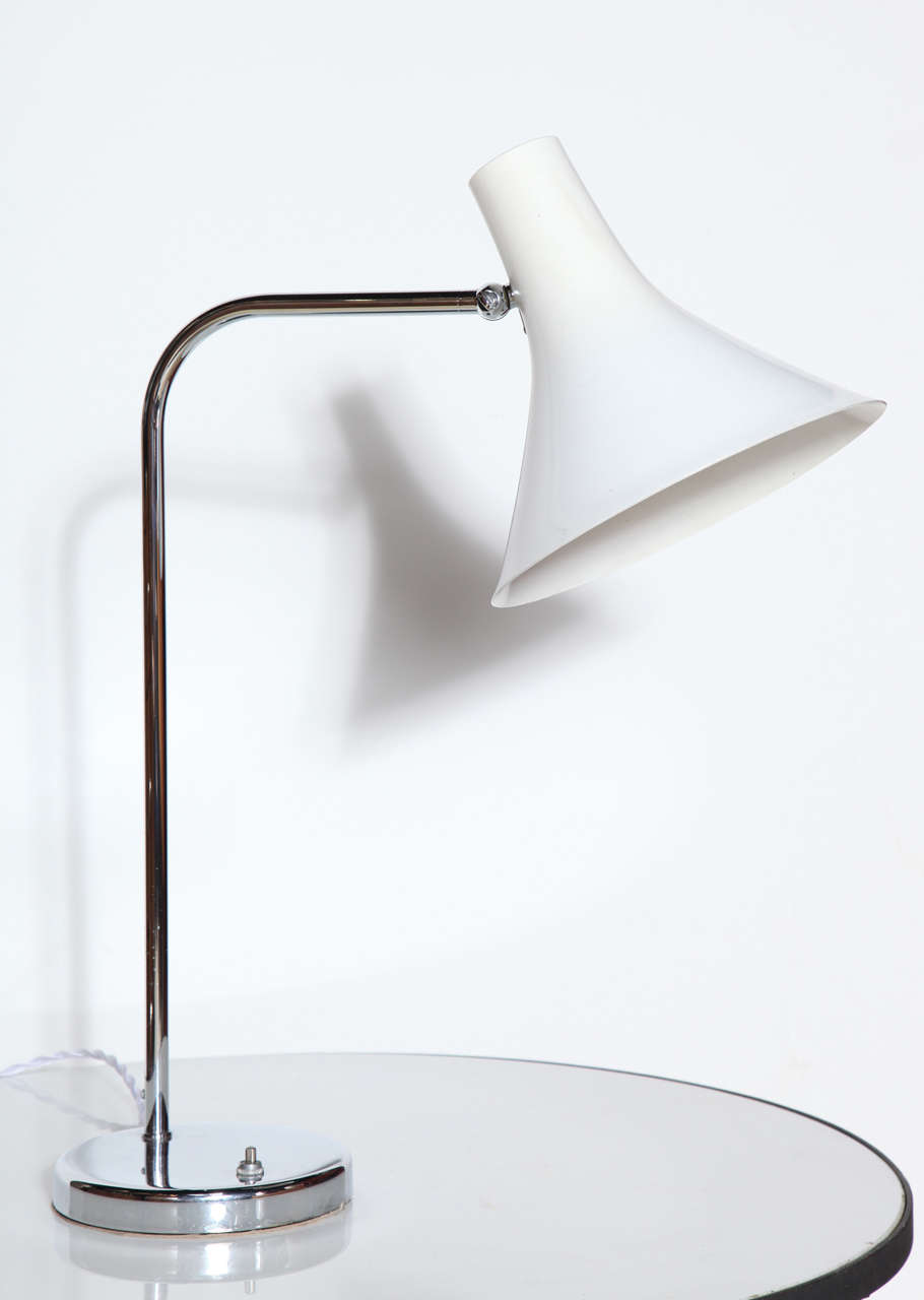 Mid-Century Modern Nessen Studios lampe de bureau réglable en chrome avec abat-jour en aluminium blanc, années 1960 en vente