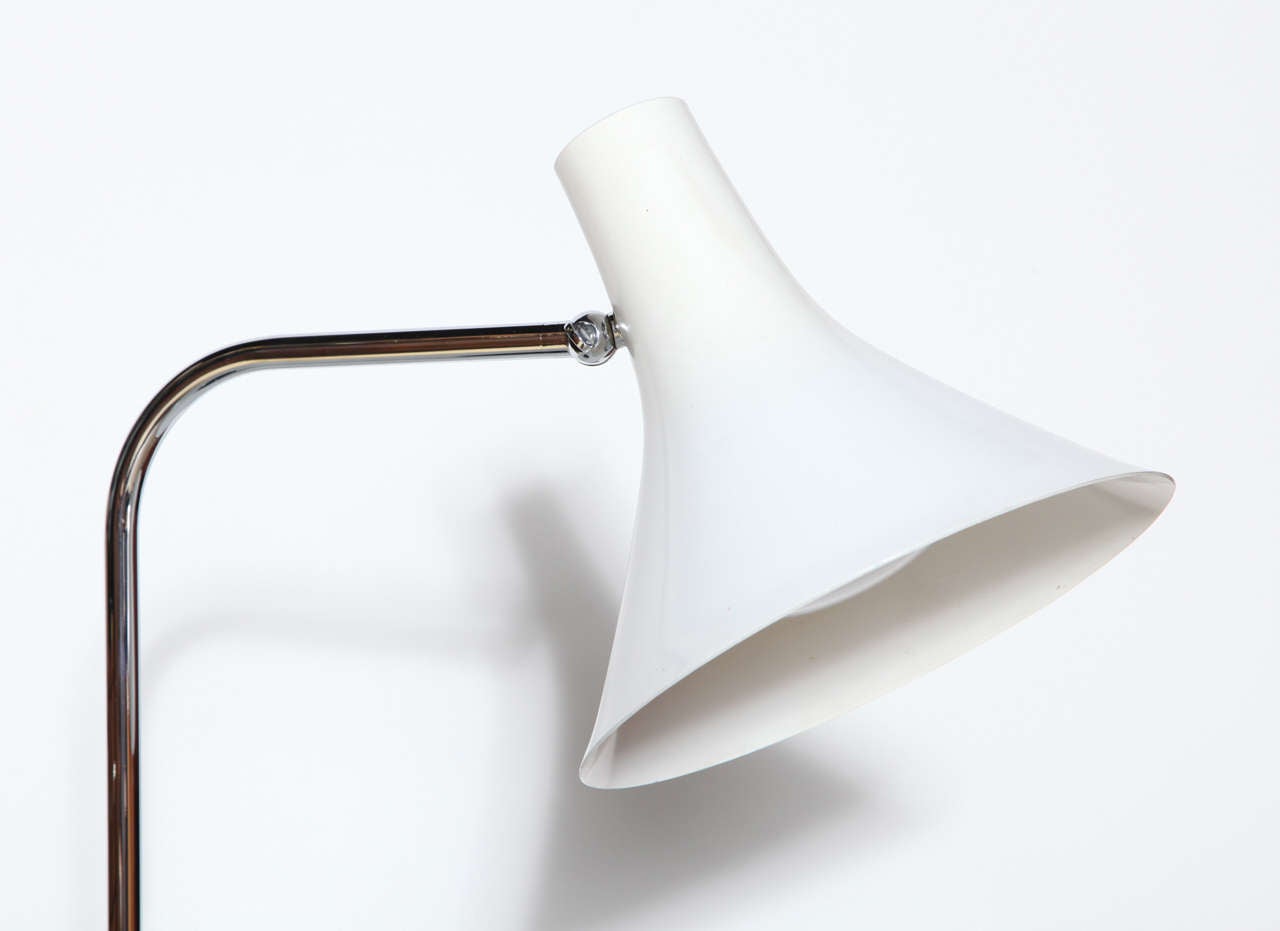 Américain Nessen Studios lampe de bureau réglable en chrome avec abat-jour en aluminium blanc, années 1960 en vente