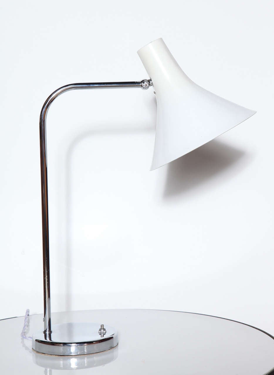 Milieu du XXe siècle Nessen Studios lampe de bureau réglable en chrome avec abat-jour en aluminium blanc, années 1960 en vente