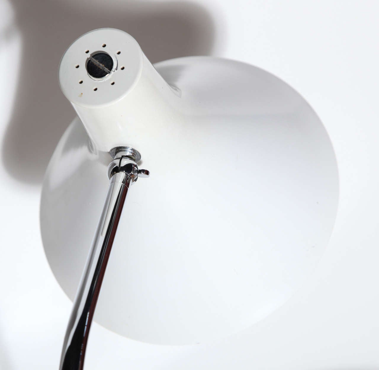 Lampada da tavolo regolabile in cromo di Nessen Studio con paralume in alluminio bianco, anni '60 In condizioni buone in vendita a Bainbridge, NY